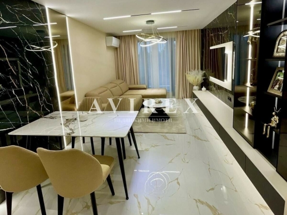 Дава се под наем Тристаен апартамент в Пловдив, Център - 130 кв.м за 917.49 € - Снимка #1