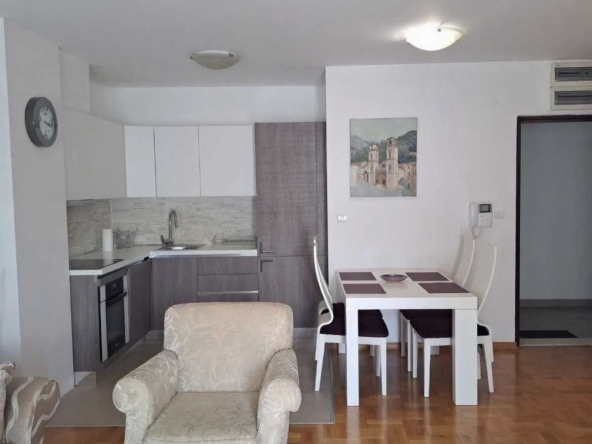 Дава се под наем Двустаен апартамент в Пловдив, Кършияка - 70 кв.м за 348.84 € - Снимка #1