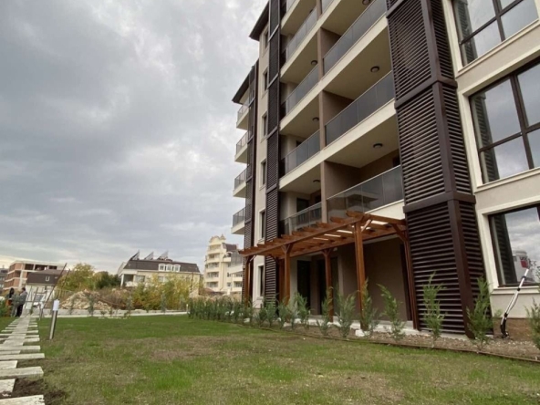 Тристаен апартамент в к.к. Св.Св. Константин и Елена - 77 кв.м за 1855 €/кв.м - Снимка #1