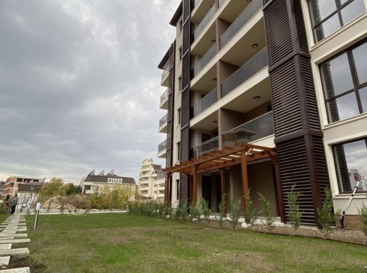 Тристаен апартамент в к.к. Св.Св. Константин и Елена - 77 кв.м за 1855 €/кв.м - Снимка #1