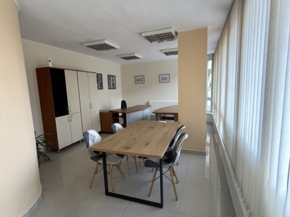 Дава се под наем Офис в Севлиево - 40 кв.м за 253.98 € - Снимка #1