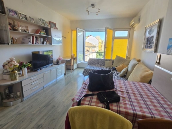 Двустаен апартамент в Бургас, Център - 47 кв.м за 1628 €/кв.м - Снимка #1