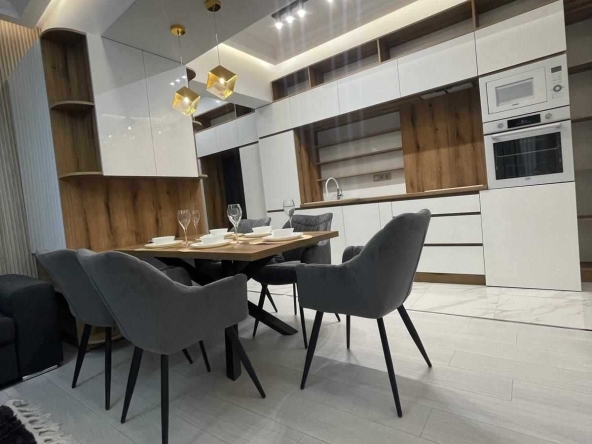 Дава се под наем Тристаен апартамент в София, Център - 110 кв.м за 1700 € - Снимка #1