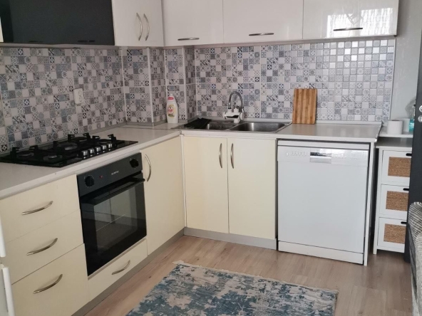 Дава се под наем Тристаен апартамент в Пловдив, Кючук Париж - 80 кв.м за 425 € - Снимка #1