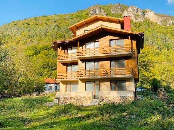 Хотел в с. Рибарица, Област Ловеч - 700 кв.м за 500 €/кв.м - Снимка #1