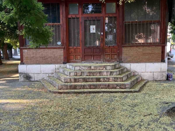 Дава се под наем Магазин в Пазарджик, Идеален център - 104 кв.м за 204 € - Снимка #1