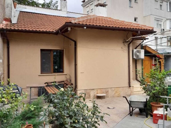 Дава се под наем Къща в Добрич, Център - 40 кв.м за 178.5 € - Снимка #1