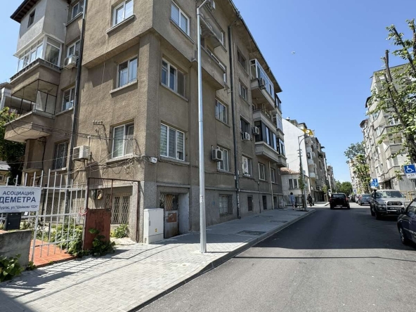 Тристаен апартамент в Бургас, Възраждане - 77 кв.м за 1949 €/кв.м - Снимка #1