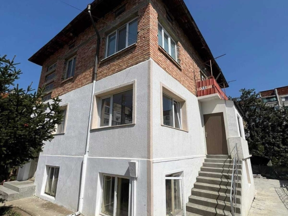 Двустаен апартамент в Добрич, Център - 60 кв.м за 1318 €/кв.м - Снимка #1