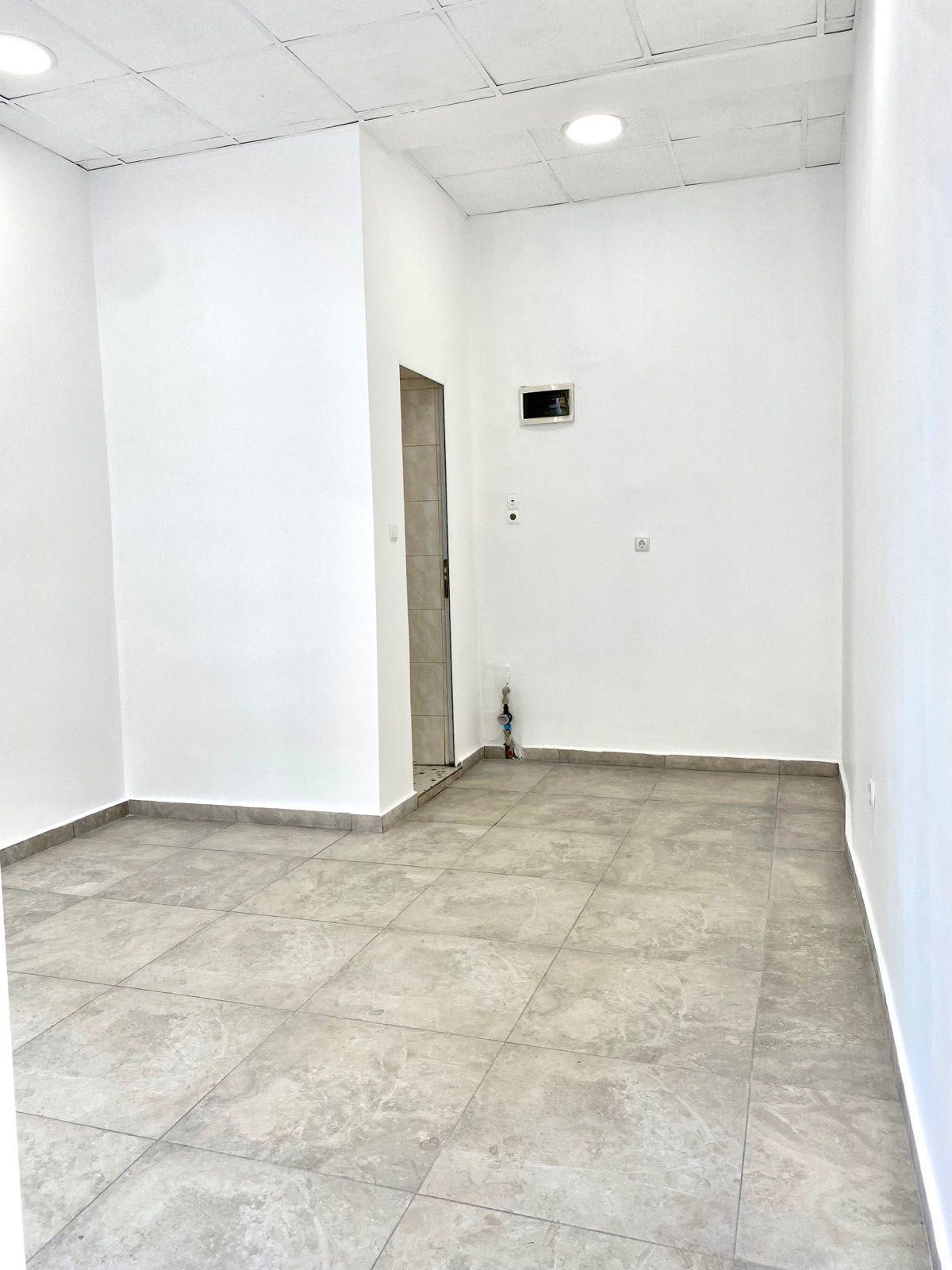 Дава се под наем Магазин в София, Център - 30 кв.м за 459 € - Снимка #1