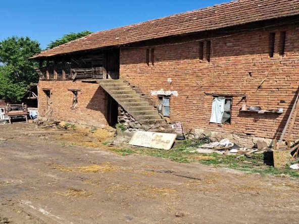 Къща в с. Буковлък, Област Плевен - 200 кв.м за 180 €/кв.м - Снимка #1