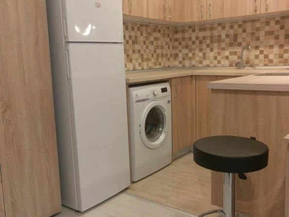 Дава се под наем Едностаен апартамент в Пловдив, Южен - 40 кв.м за 275 € - Снимка #1