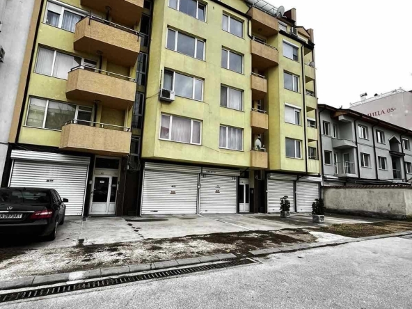 Дава се под наем Тристаен апартамент в Пазарджик, Център - 60 кв.м за 280.5 € - Снимка #1