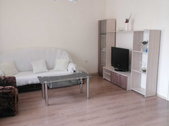 Дава се под наем Тристаен апартамент в Пловдив, Център - 1020 кв.м за 510 € - Снимка #1