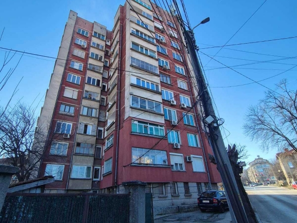 Дава се под наем Четиристаен апартамент в Ловеч, Вароша - 94 кв.м за 106000 € - Снимка #1