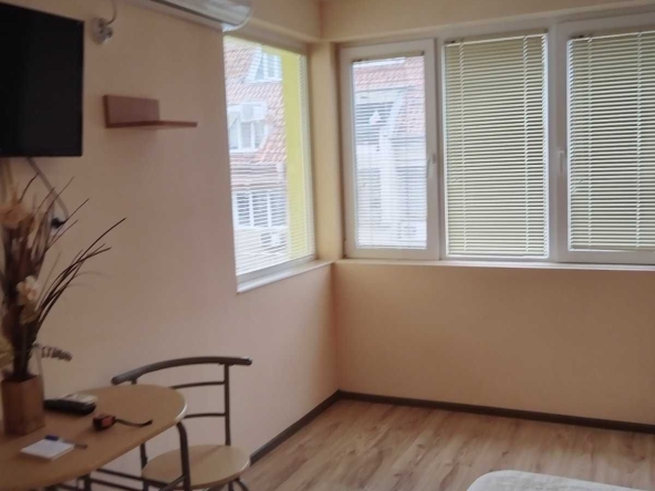 Дава се под наем Едностаен апартамент в Бургас, Център - 40 кв.м за 325 € - Снимка #1