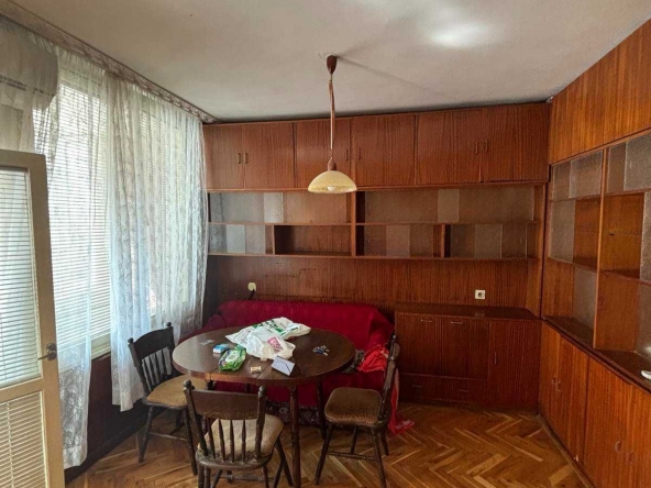 Дава се под наем Тристаен апартамент в Бургас, Център - 85 кв.м за 325 € - Снимка #1