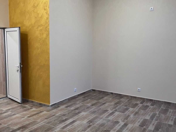 Дава се под наем Офис в Бургас, Меден рудник - зона А - 32 кв.м за 325 € - Снимка #1