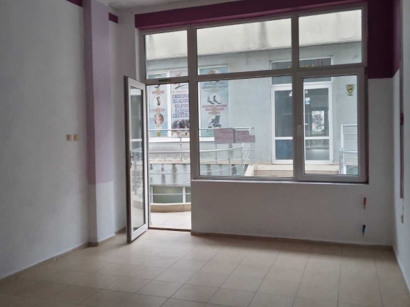 Дава се под наем Магазин в Бургас, Изгрев - 27 кв.м за 175 € - Снимка #1