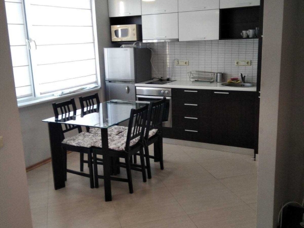 Дава се под наем Двустаен апартамент в Бургас, Център - 65 кв.м за 275 € - Снимка #1