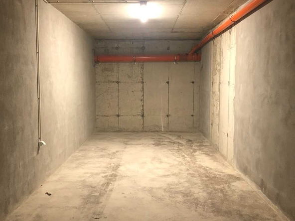 Дава се под наем Гараж / Паркомясто в Бургас, Славейков - 20 кв.м за 150 € - Снимка #1