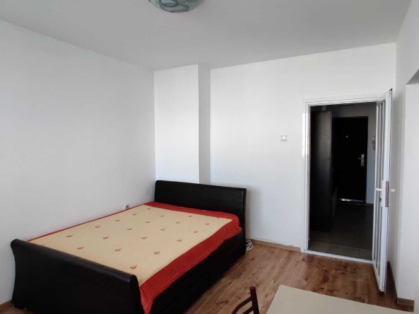 Дава се под наем Едностаен апартамент в Добрич, Център - 36 кв.м за 153 € - Снимка #1