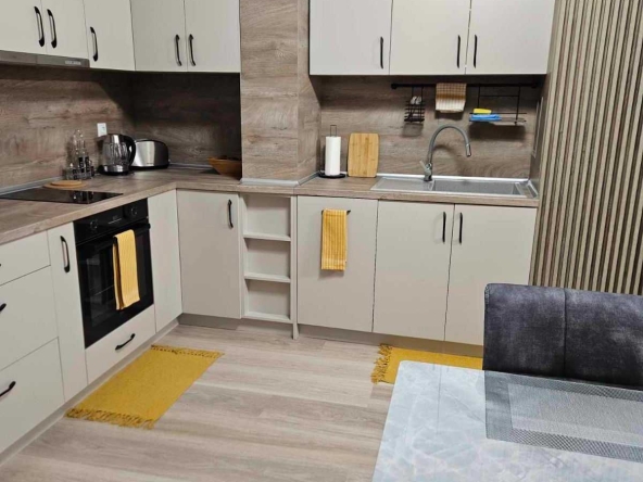 Дава се под наем Тристаен апартамент в Бургас, Център - 90 кв.м за 1100 € - Снимка #1