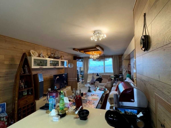 Дава се под наем Двустаен апартамент в Бургас, Център - 80 кв.м за 1250 € - Снимка #1