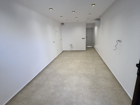 Дава се под наем Магазин в Казанлък - 50 кв.м за 89250 € - Снимка #1