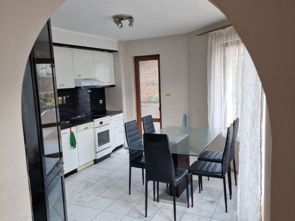 Дава се под наем Тристаен апартамент в Пловдив, Въстанически - 120 кв.м за 433.5 € - Снимка #1