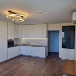 Дава се под наем Тристаен апартамент в Бургас, Славейков - 118 кв.м за 918 € - Снимка #1