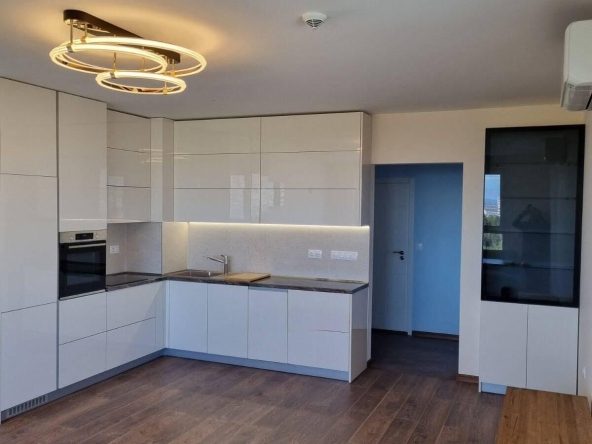 Дава се под наем Тристаен апартамент в Бургас, Славейков - 118 кв.м за 918 € - Снимка #1