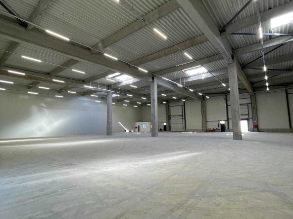 Дава се под наем Склад в Пловдив, Индустриална зона - Юг - 6500 кв.м за 32500 € - Снимка #1