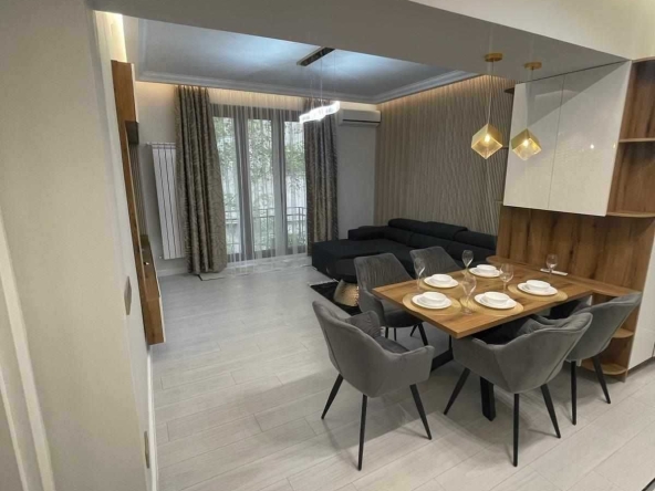 Дава се под наем Тристаен апартамент в София, Център - 90 кв.м за 1700 € - Снимка #1