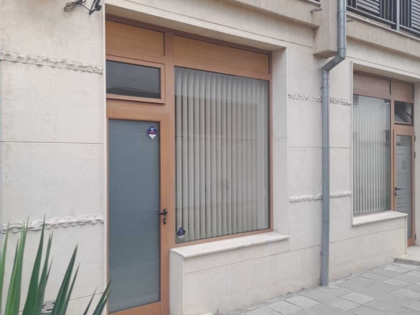 Дава се под наем Офис в Разлог - 45 кв.м за 178.5 € - Снимка #1