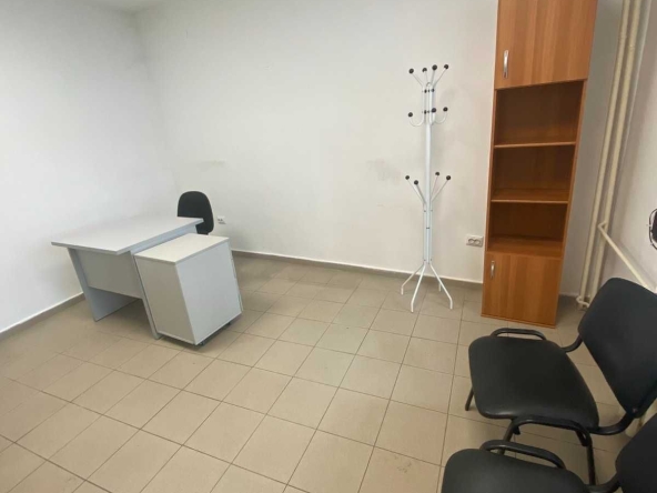 Дава се под наем Офис в Перник, Център - 16 кв.м за 127.5 € - Снимка #1