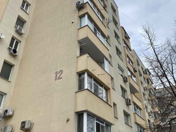 Тристаен апартамент в Шумен, 5-ти полк - 80 кв.м за 1715 €/кв.м - Снимка #1