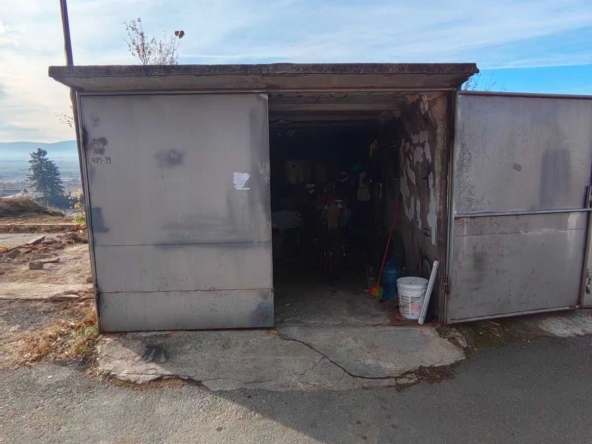 Гараж / Паркомясто в Казанлък - 18 кв.м за 37 €/кв.м - Снимка #1