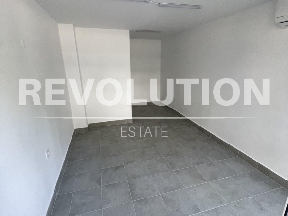 Дава се под наем Магазин в Варна, Лятно кино Тракия - 20 кв.м за 200 € - Снимка #1