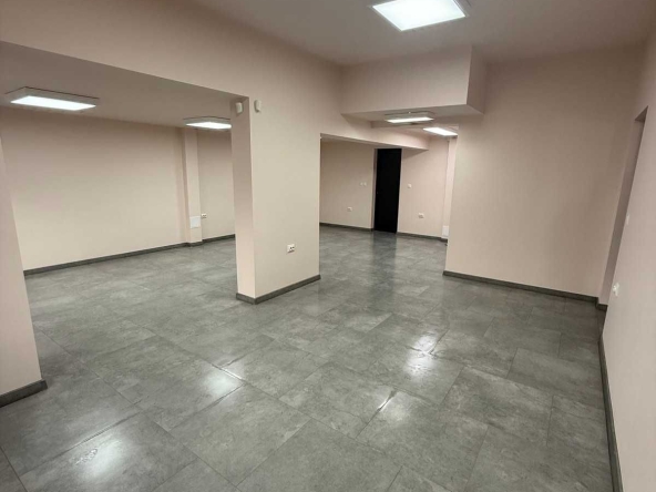 Дава се под наем Офис в Добрич, Център - 75 кв.м за 408 € - Снимка #1