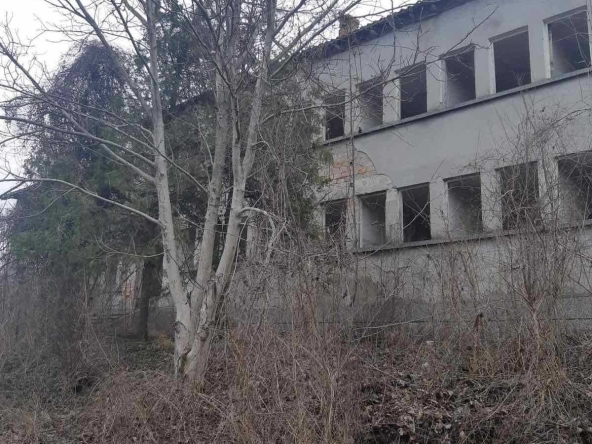 Промишлена сграда в с. Ореховица, Област Плевен - 280 кв.м за 100 €/кв.м - Снимка #1