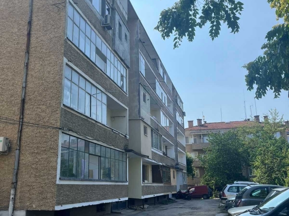 Дава се под наем Тристаен апартамент в Разград, Център - 89 кв.м за 122400 € - Снимка #1