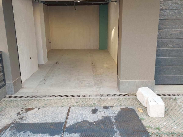 Дава се под наем Гараж / Паркомясто в София, Витоша - 30 кв.м за 130 € - Снимка #1