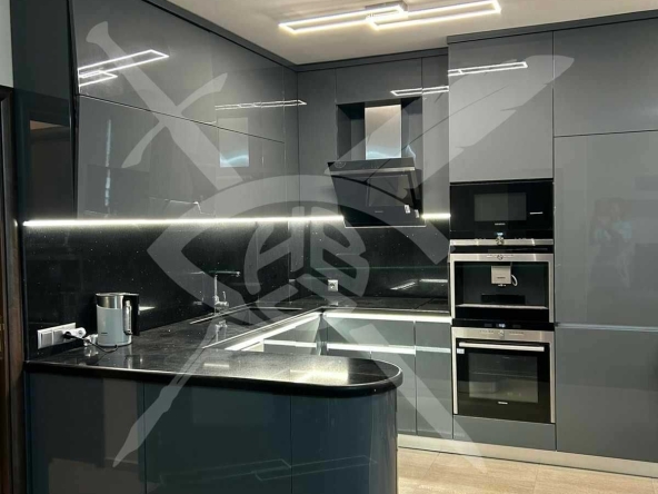 Дава се под наем Тристаен апартамент в Варна, Червен площад - 106 кв.м за 1250 € - Снимка #1