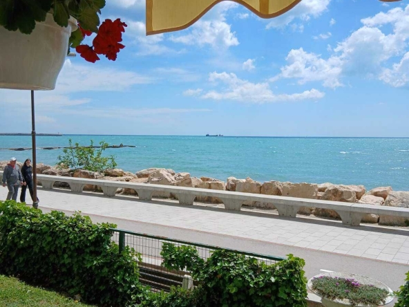 Дава се под наем Двустаен апартамент в Балчик - 60 кв.м за 132.6 € - Снимка #1