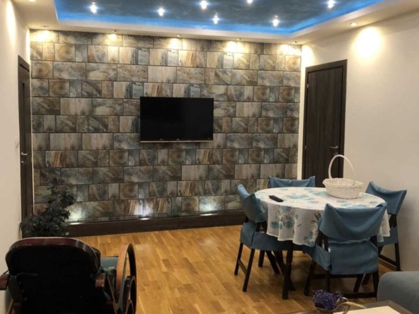 Тристаен апартамент в Плевен, Широк център - 105 кв.м за 1686 €/кв.м - Снимка #1