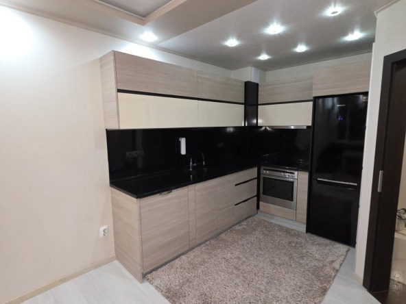 Дава се под наем Двустаен апартамент в Пловдив, Коматевски възел - 95 кв.м за 450 € - Снимка #1