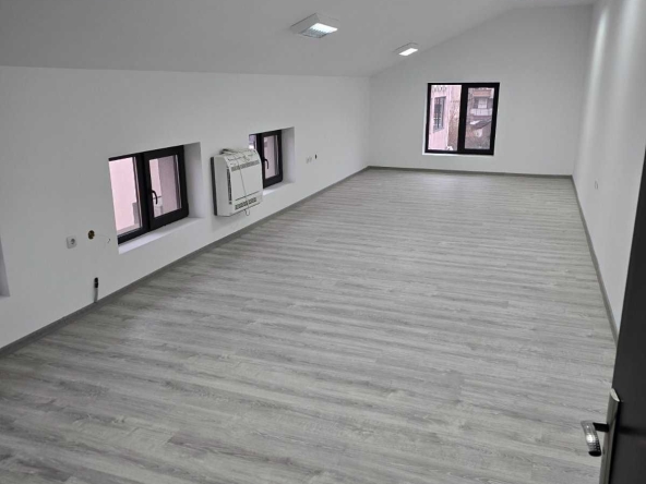 Дава се под наем Офис в Петрич - 68 кв.м за 265.2 € - Снимка #1
