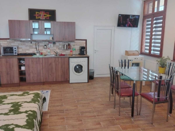 Дава се под наем Едностаен апартамент в Добрич, Център - 40 кв.м за 255 € - Снимка #1