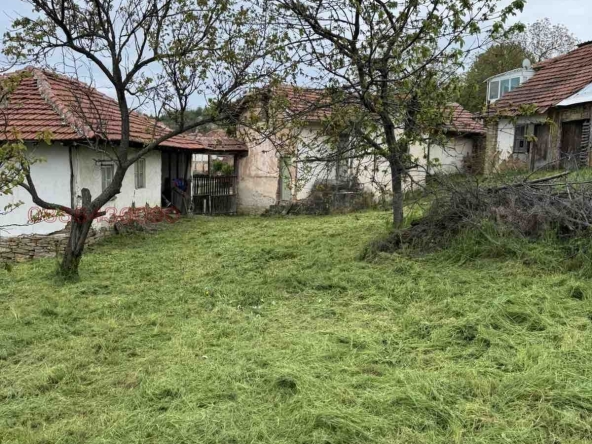 Къща в с. Пресяка, Област Ловеч - 242 кв.м за 74 €/кв.м - Снимка #1